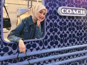Banyak dari netizen yang menjadikan Citra Kirana sebagai idola dan panutan dalam pemilihan fashion menarik tapi tetap anggun.