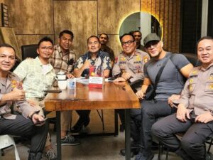 Deddy Corbuzier unggah foto duduk bersama sejumlah anggota polisi, buat netizen makin yakin jika dirinya memang seorang cepu.