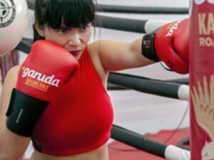 Berita artis: Kurang 24 jam akan segera bertanding melawan Nikita Mirzani, Dinar Candy unggah foto saat latihan demi membuat lawan KO.