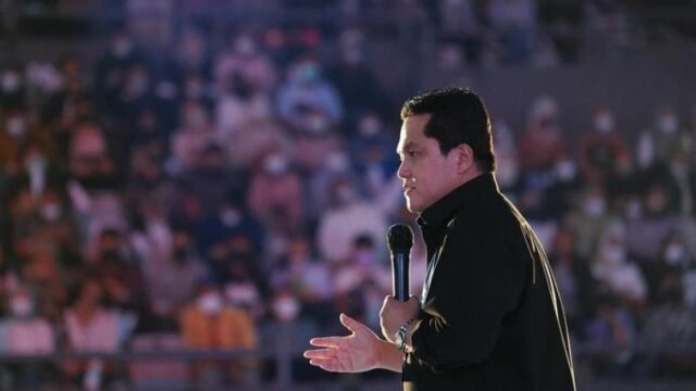 Berita artis: Jadi atasan favorit netizen, Erick Thohir prank seorang staff bernama Nadia hingga menangis saat berulang tahun.