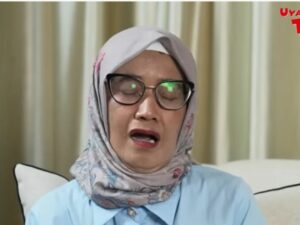 Mama Erni, Ibunda Marisa Icha berurai air mata bantah semua tudingan Irene terhadap sang adik. Iungkap jika putrinya terlihat berbeda.