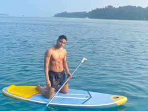 Banyak dari netizen yang justru merasa sesak nafas ketika melihat foto Fadly Faisal yang bermain kano dan tampil shirtless.