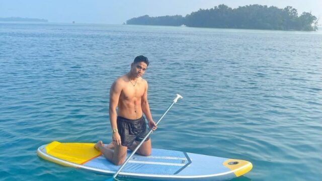 Banyak dari netizen yang justru merasa sesak nafas ketika melihat foto Fadly Faisal yang bermain kano dan tampil shirtless.