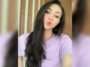 Berita artis: Cantiknya asspri ke-3 Hotman Paris dianggap mampu kalahkan semua pesona deretan aspri sang pengacara.