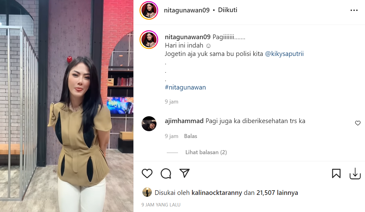 Berita artis: Sedang asik berjoget dengan Kiki Saputri, Nita Gunawan disebut netizen sebagai sosok wanita yang selalu bikin pangling.