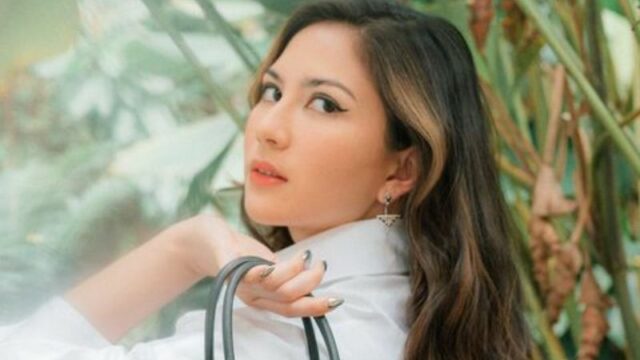 Berita artis: Jessica Mila disebut netizen sangat menolak tua, malah selalu terlihat cantik namun begitu menggoda di saat bersamaan.
