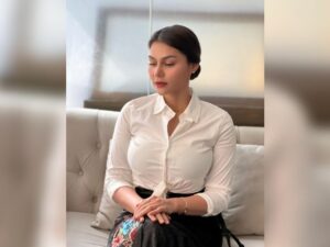 Kenakan kemeja putih ketat lengan panjang, DJ Katty Butterfly malah lebih cocok disebut sebagai wanita Brazil disbanding Thailand.