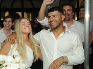 Berita Bola: Mantan pemain Manhester City Sergio Aguero merayakan hari ulang tahun ke 34 bersama dengan kekasihnya di Amerika Serikat
