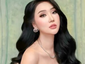 Unggah sebuah pose menggoda saat kenakan rok dengan belahan tinggi, netizen peringati Lucinta jika laki tak boleh manja.
