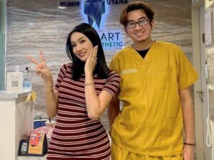 Kenakan sebuah drees ketat sampai batas paha, Lucinta Luna disebut netizen miliki kulit yang makin glowing dan kinclong.