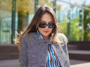 Berita artis: Cantiknya Luna Maya saat berpose di taman dengan pakaian casual dianggap mirip wanita Korea tiada banding.