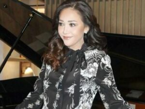 Berita artis: Ubah gaya rambut ke tahun 80an, penampilan Maia Estianty disebut netizen mirip dengan arts senior, Paramitha Rusady.