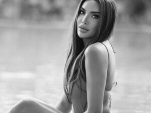 Berita artis: Millen Cyrus kembali unggah sebuah foto saat mengenakan bikini, disebut sangat hot oleh netizen saking seksinya.