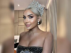 Berita artis: Kenakan gaun pendek dengan belahan dada rendah, Millen Cyrus disebut netizen sebagai ratu Indonesia.