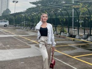 Berita artis: Tampil casual saat berpose di parkiran, penampilan dari Millen Cyrus sukses buat banyak netizen merasa gagal jadi wanita.
