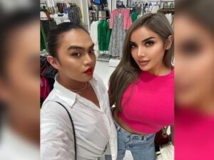 Kembali unggah mirror selfie saat mengenakan crop top dan jeans, Millen Cyrus ditegur netizen karena pusarnya kelihatan.