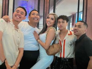 Berita artis: Millen Cyrus disebut sebagai sosok yang paling cantik saat berfoto bersama empat orang pria lainnya.