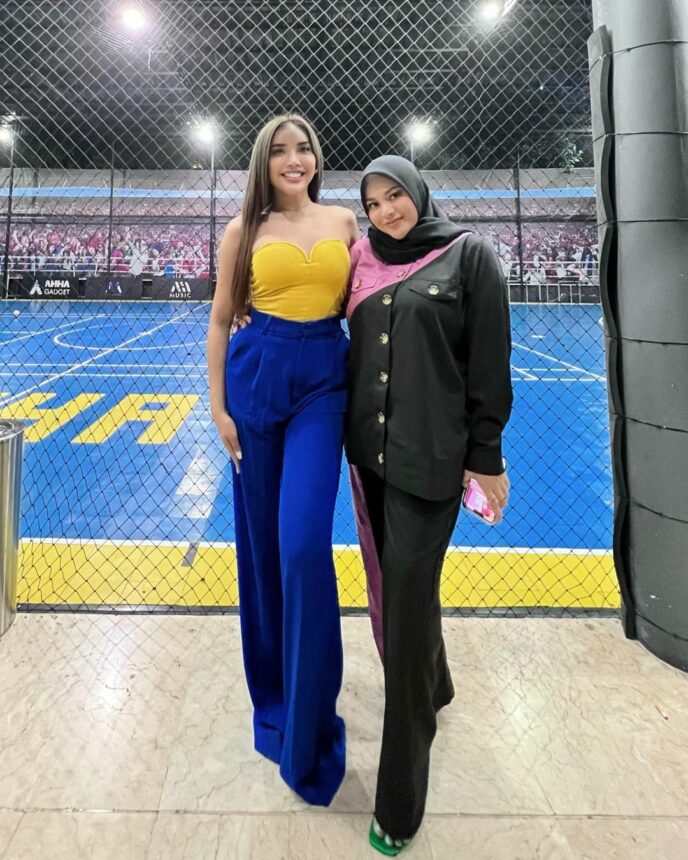 Millen Cyrus dan Aureli Hermansyah disebut sebagai sepupu yang terlihat sholehah dan sholehot saat foto berdua.