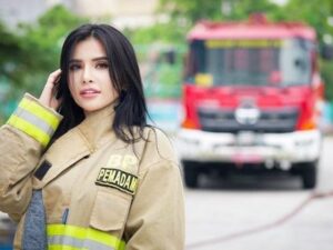 Berita artis: Kenakan pakaian khusus pemadam kebakaran, Maria Vania siap padakan api asmara yang buat netizen klepek-klepek.