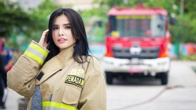 Berita artis: Kenakan pakaian khusus pemadam kebakaran, Maria Vania siap padakan api asmara yang buat netizen klepek-klepek.