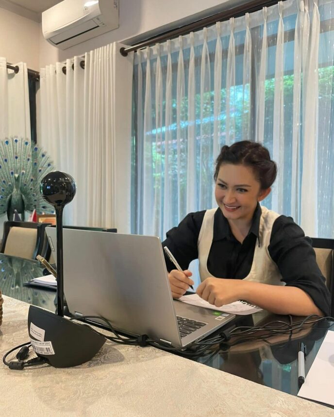 Kembali unggah sebuah foto baru saat hendak bekerja, netizen sampai heran kapan Nafa Urbach pernah tidak terlihat manis.