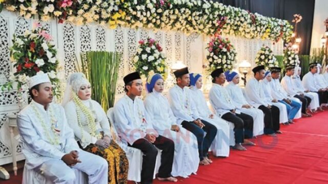 Berita terbaru: Kisah pernikahan para santri yang dinikahkan oleh pengasuh pesantrennya tanpa melihat seperti apa orang yang dinikahkan dengannya.