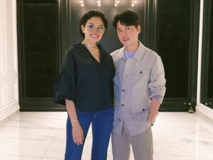 OOTD dan kaki jenjang dari Nikita Mirzani jadi perhatian banyak netizen ketika unggah foto bersama seorang pria tampan.