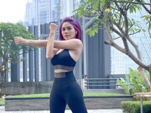 Berita artis: Nikita Mirzani pertanyakan ketidakwajaran sejumlah anggota polisi datang ke rumahnya pada pukul 3 pagi.