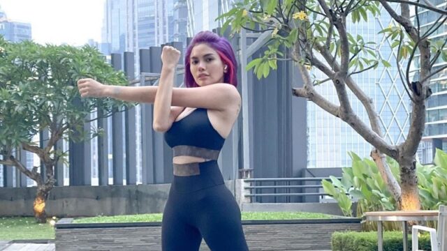 Berita artis: Nikita Mirzani pertanyakan ketidakwajaran sejumlah anggota polisi datang ke rumahnya pada pukul 3 pagi.