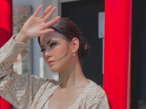 Berita artis: Pose menghalangi sinar matahari dengan tangan, Nita Gunawanbuat netizen terkesima dengan kecantikannya.
