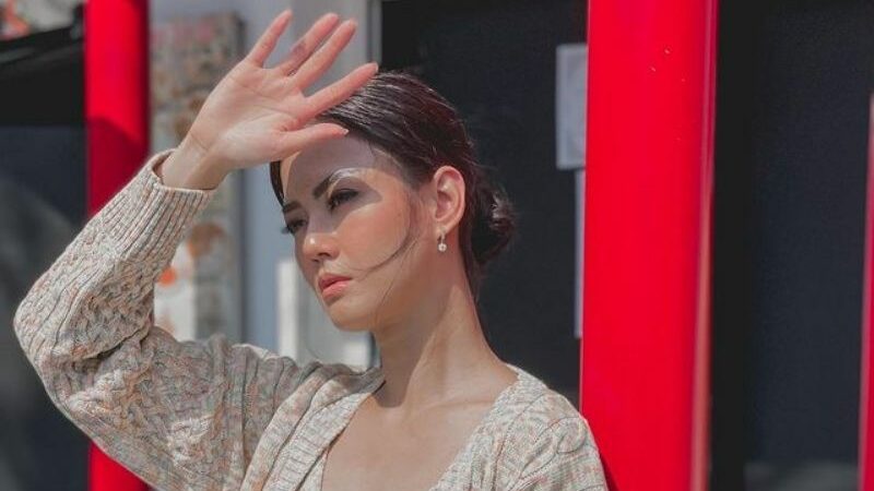 Berita artis: Pose menghalangi sinar matahari dengan tangan, Nita Gunawanbuat netizen terkesima dengan kecantikannya.