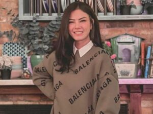 Berita artis: Sedang asik berjoget dengan Kiki Saputri, Nita Gunawan disebut netizen sebagai sosok wanita yang selalu bikin pangling.