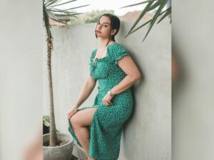 Berita artis: Kenakan sebuah dress Sabrina dengan pose bersandar di tembok, Nora Alexandra sukses jadi idola bagi netizen.