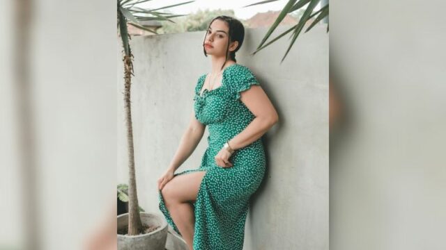 Berita artis: Kenakan sebuah dress Sabrina dengan pose bersandar di tembok, Nora Alexandra sukses jadi idola bagi netizen.