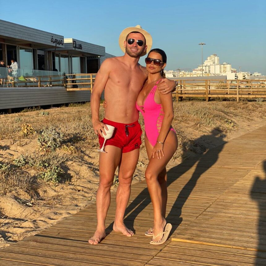 Mantan pemain Manchester United, Phil Bardsley, mendapatkan pelayanan ekstra dari istrinya, Tanya Robinson, untuk berhubungan suami istri.