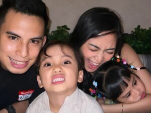 Unggah sebuah foto bersama keluarga kecil dan mantan suami, Rachel Vennya disebut netizen unggah kode balikan alias rujuk.