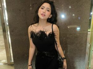 Berita artis: Gunakan sebuah gaun hitam panjang tanpa lengan, penampilan Rachel Vennya buat banyak netizen tergila-gila padanya.