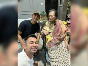 Berita artis: Cucu yang berbakti, Raffi Ahmad undang Arya Saloka untuk beri kejutan pada neneknya yang sedang sakit.