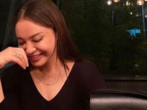 Berita artis: Unggah sebuah foto saat makan malam di restoran, senyuman manis Rossa jadi pertanda sedang kencan dengan orang special.