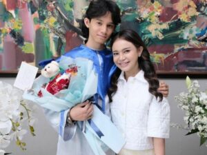 Rayakan hari wisuda sang anak, penampilan Rossa malah disebut layaknya kakak adik dengan anak semata wayangnya.