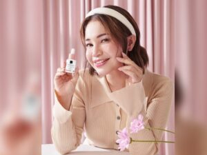 Penampilan Rossa saat mempromosikan salah satu produk kecantikan, dinilai oleh netizen membuat dirinya terlihat bersinar.