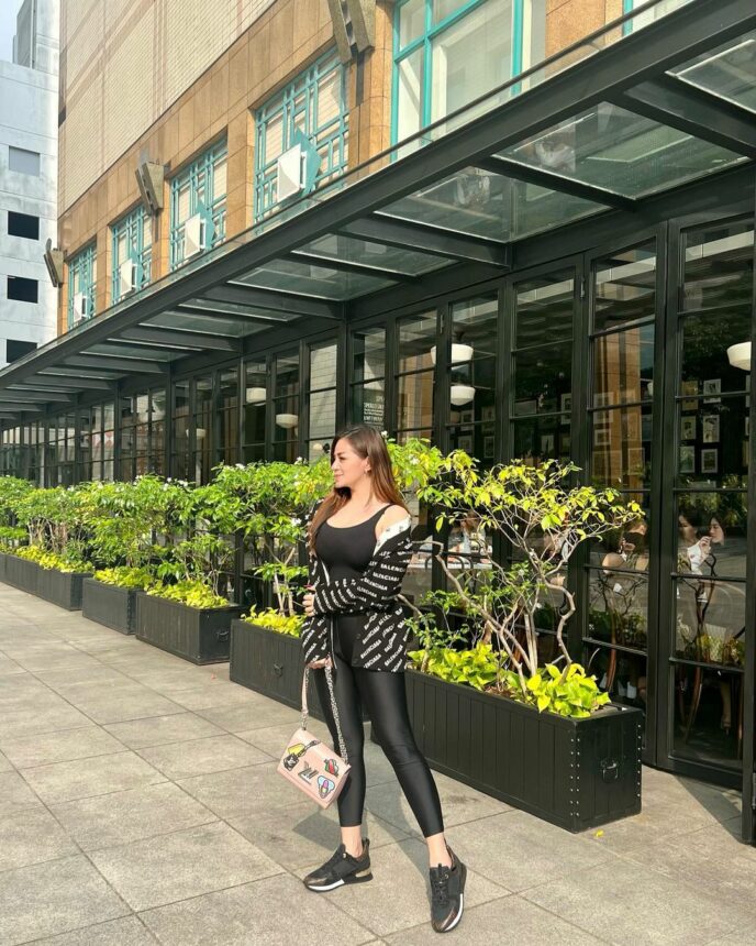 Tampil begitu menggoda saat kenakan tanktop hitam, banyak netizen penasaran berapa berat badan dari Safa Marwah.
