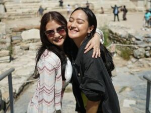 Netizen dibuat terkesima dengan kecantikan Salshabilla Andriani dan Prilly Latuconsina, terlebih keduanya terlihat menggemaskan.