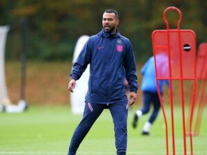 Berita Bola: Mantan pemain belakang Arsenal dan Chelsea, Ashley Cole membeli anjng seharga Rp361 juta untuk menjaga rumahnya