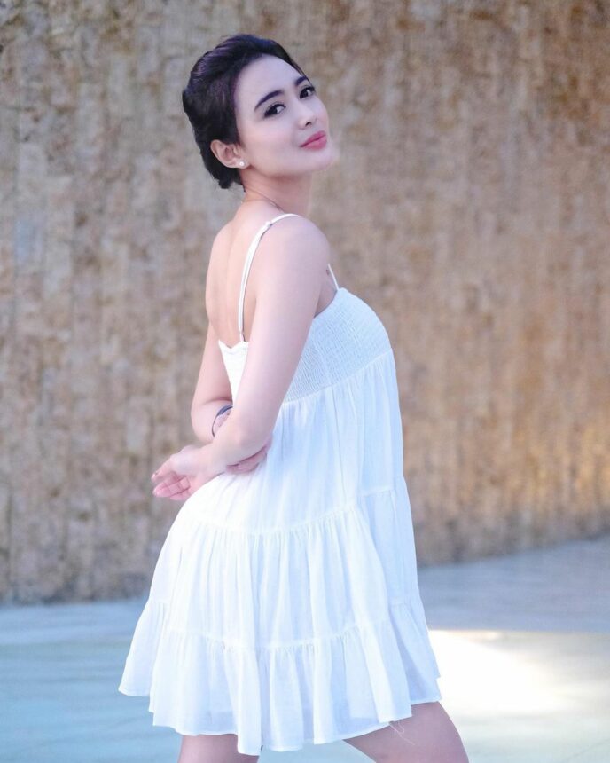 Wika Salim dipuji oleh banyak netizen, disebut sosoknya terlihat seperti bidadari ketika memakai gaun berwarna putih di pantai.