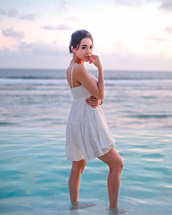 Wika Salim dipuji oleh banyak netizen, disebut sosoknya terlihat seperti bidadari ketika memakai gaun berwarna putih di pantai.