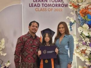 Berita artis: Tampil kompak saat hadiri acara kelulusan sang anak bersama mantan suami, Wulan Guritno diminta netizen rujuk dengan mantan suami.