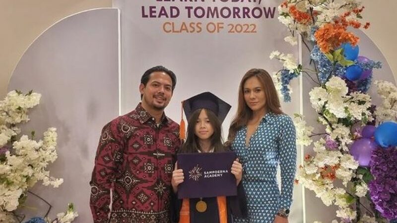 Berita artis: Tampil kompak saat hadiri acara kelulusan sang anak bersama mantan suami, Wulan Guritno diminta netizen rujuk dengan mantan suami.