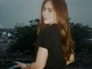 Berita artis: Tampil sederhana dengan kaos berwarna hitam, Wulan Guritno disebut netizen sebagai janda rasa perawan.