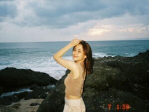 Unggah foto liburan di pantai saat dipotret oleh sang kekasih, Zara Adisty dinilai netizen miliki kecantikan yang sangat natural.